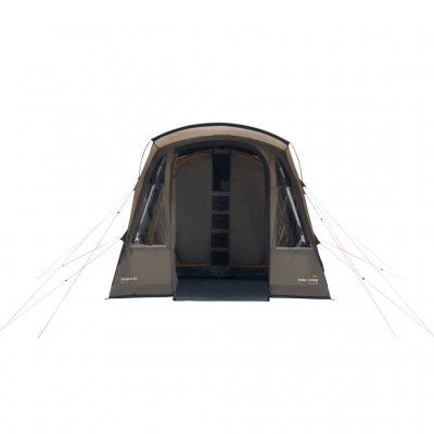 Die Tür zu Senja 4 ist vollständig geöffnet. Blick in den großen Wohnraum und die abgedunkelte Schlafkabine