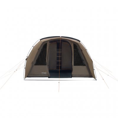 Die Tür zu Brimnes 5 Air ist vollständig geöffnet. Blick in den großen Wohnraum und die abgedunkelte Schlafkabine