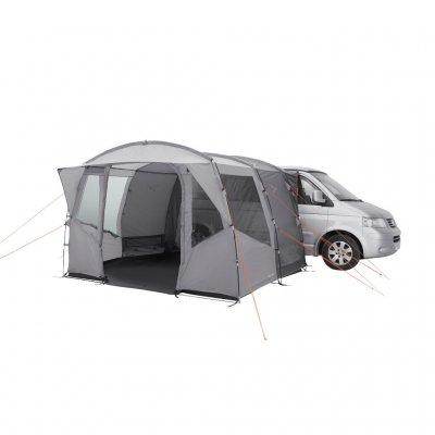 Easy Camp Reine verfügt über einen großen regengeschützten Eingang an der Vorderseite des Autozeltes.