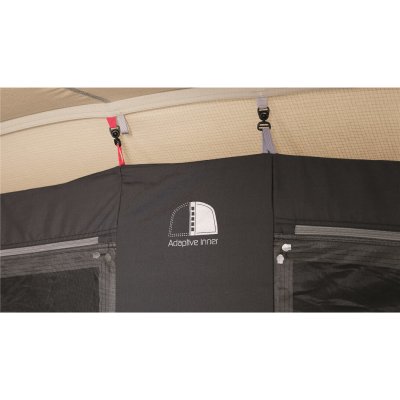 Ena sovkabinen går montera ihop på Robens Eagle Rock 6+2XP.