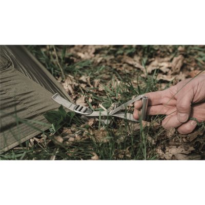 Spännen i aluminium och drag med handtag gör tältet lätt att spänna.