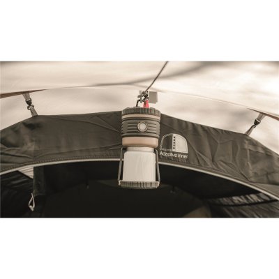 Häng en lykta i taket på tältet.