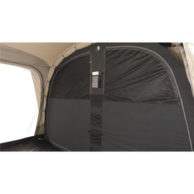 Mörklagd sovkabin ger bra komfort i tältet.