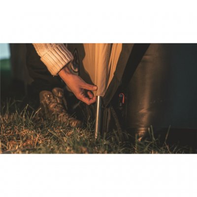 Tältet är lätt att resa med utvändiga stångkanaler och en nock.