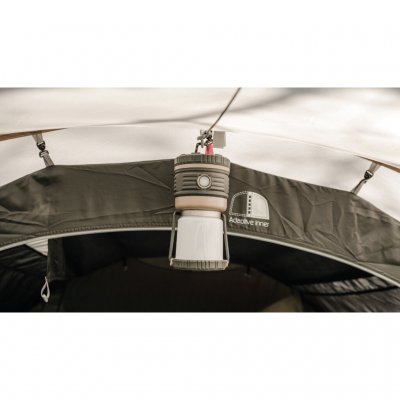 Häng en lykta i taket på tältet.