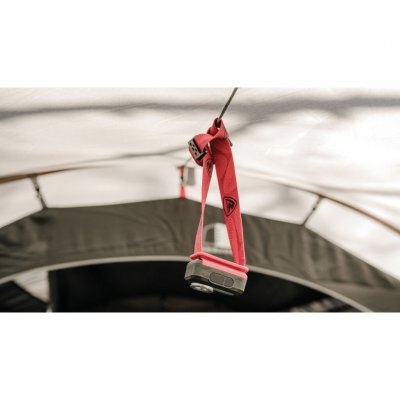 Rep för lampor och utrustning i taket.