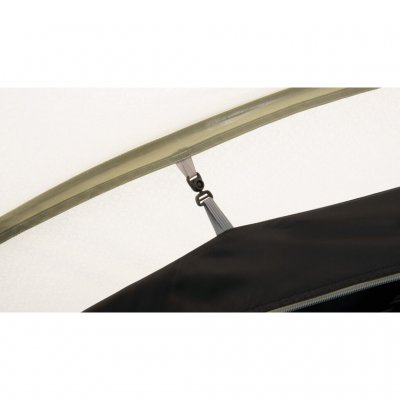 Fjädrande fästen för sovkabinen gör att tältet klarar ojämna underlag.