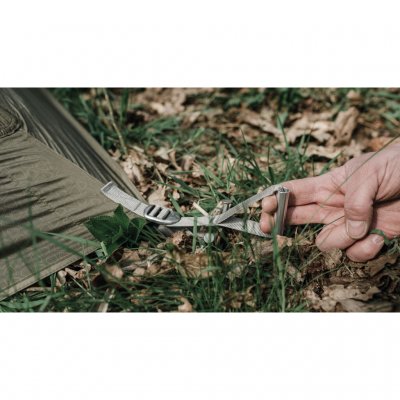 Spännen i aluminium och drag med handtag gör tältet lätt att spänna.