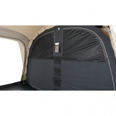 Mörklagd sovkabin ger bra komfort i tältet.