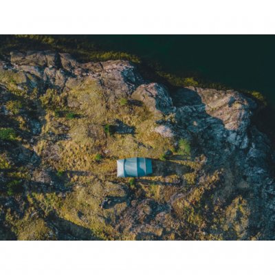 Tältet smälter in i naturen på fint sätt.