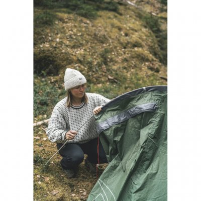 Integrierte Stangenkanäle mit geschlossenen Enden und farbcodierten Stangen machen den Zeltaufbau einfach.