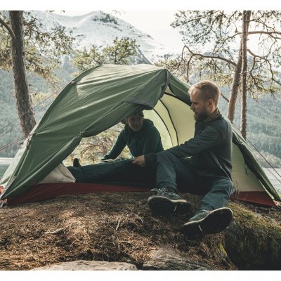 Zeltstangen aus Aluminium und Abspannleinen mit guter Stabilität.