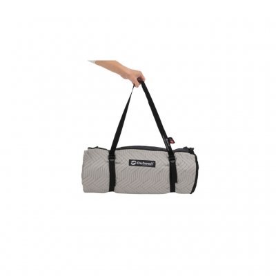 Den måttanpassade tältmattan till familjetältet Outwell Het tenttapijt bedekt de volledige leefruimte van de Carolina 6 familiet