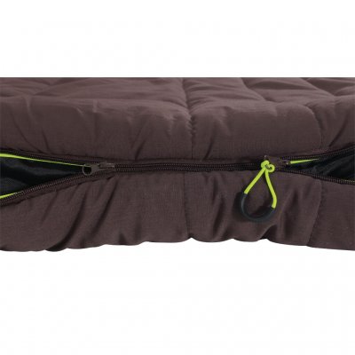 Der Outwell Camper Supreme Schlafsack hat einen umgeschlagenen Rand entlang des Reißverschlusses, der für zusätzliche Wärme sorg