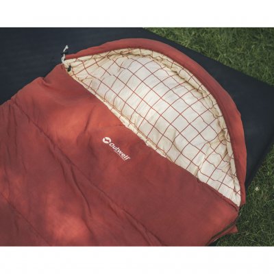 Outwell Camper Lux Schlafsack mit vollständig geschlossenem Reißverschluss.
