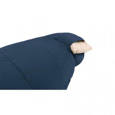 Der Schlafsack verfügt über ein integriertes, abnehmbares Kopfkissen, eine Komfortkapuze und eine Innentasche für Kleinigkeiten.