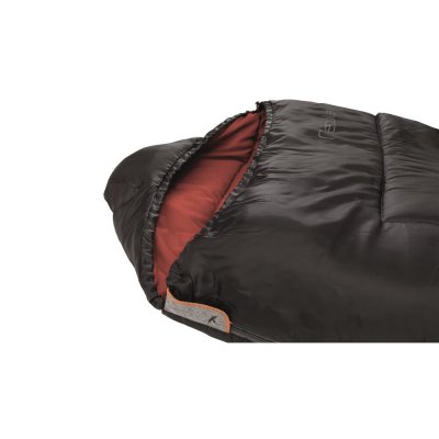 Dra åt huvan på Easy Camp Nebula XL för att skydda mot värmeläckage.