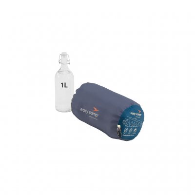 Der Easy Camp Starling Mummy Blue Jr. Kinderschlafsack lässt sich zu einer kleinen Packgröße zusammenrollen.