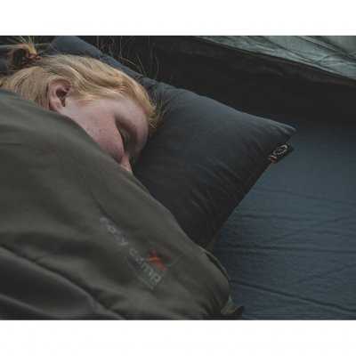 Med mjukt och skönt foder sover man gott med Easy Camp Raven II Square sovsäcken