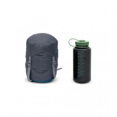 Der Schlafsack wird in einem Kompressionssack geliefert.