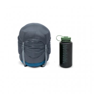 Der Schlafsack wird in einem Kompressionssack geliefert.