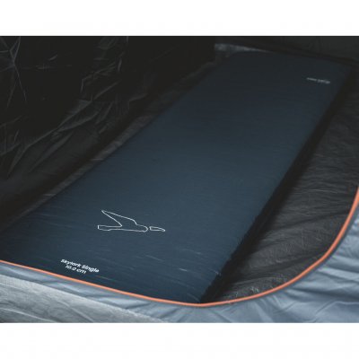 Schlafen Sie bequem mit der selbstaufblasenden Isomatte von Easy Camp.