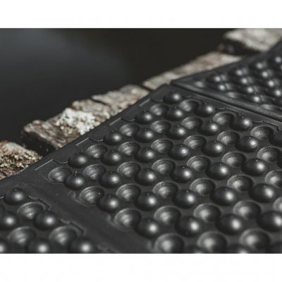 Robuste und kompakte Isomatte für Camping und Outdoor-Aktivitäten.