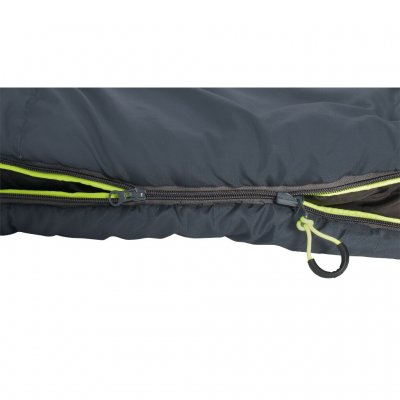 Ein umgeschlagener Rand schützt den Reißverschluss des Schlafsacks vor dem Hängenbleiben.