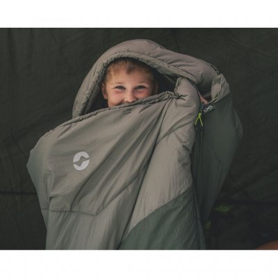 Ein pfiffiges Detail ist eine Tasche in der Kapuze des Schlafsacks, die beispielsweise mit Kleidung gefüllt werden kann, um ein