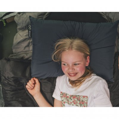 Laget av bærekraftige materialer med fyll av resirkulert polyester og et PFC-fritt trekk.