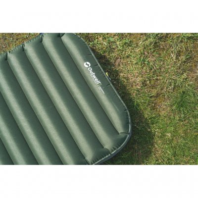 Strapazierfähige Luftmatratze von Outwell für Camping und Outdoor-Aktivitäten.