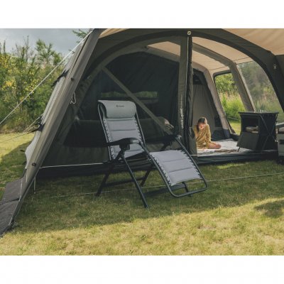 Ein bequemer und großer Sonnenstuhl von Outwell, ideal für Camping und zu Hause.