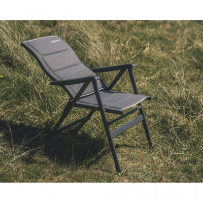 Hohe und breite Rückenlehne mit einer Rückenlehne, die in 7 Positionen verstellbar ist.