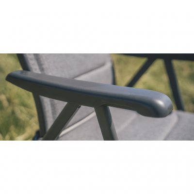 Über die breiten und bequemen Armlehnen können Sie die Rückenlehne verstellen