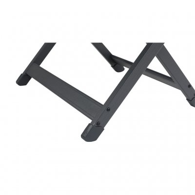 Dank einer stabilen Konstruktion kann die Fußstütze auch als Hocker mit einer maximalen Belastung von 100 kg verwendet werden