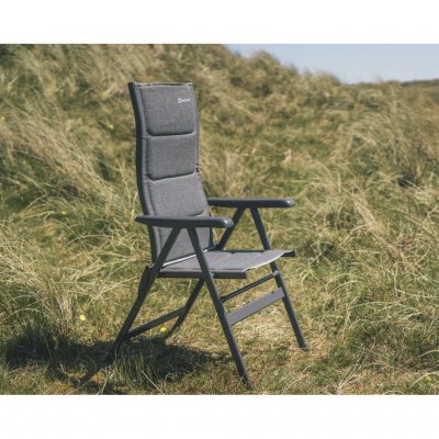 Der Campingstuhl hat eine breite Sitzfläche und eine breite Rückenlehne.