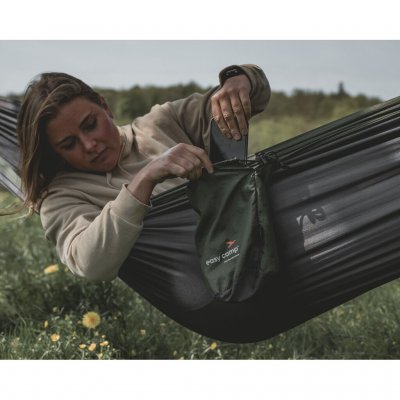 Easy Camp Pine Hängematte ist die perfekte Hängematte für Camping, Wandern und entspannte Stunden im Garten.