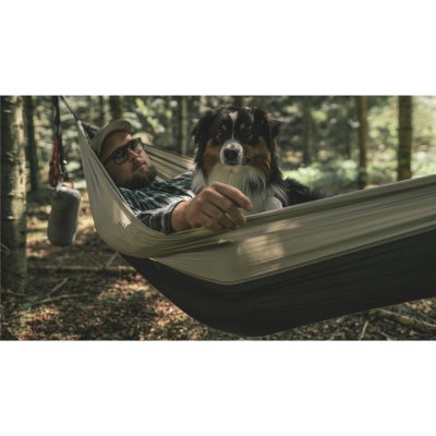 Ta med hunden i hammocken. Robens Trace Hammock har höga kanter för din trygghet.