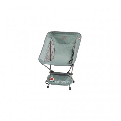 Montera väskan under campingstolen.