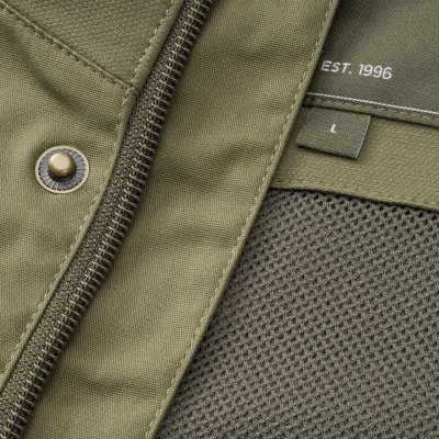 Kraftigt tyg och och luftigt meshfoder ger en skön och tålig jacka.