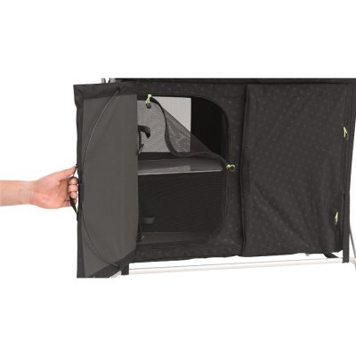 Insektsnät för dörren håller maten fräsch.