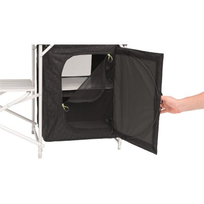 Dörrar med handtag som stänger ordentligt tack vare magneter.