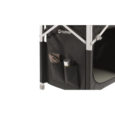 Zwei Seitentaschen auf jeder Seite.