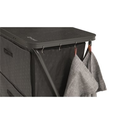 Bewahren Sie Ihre Campingausrüstung an den Seiten mithilfe von Haken oder Taschen auf.