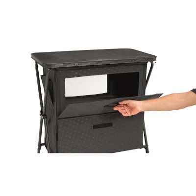 Campingschrank mit Türen mit Griffen und Magnetverschluss.