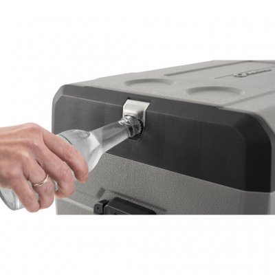 Inbyggd kapsylöppnare i locket.