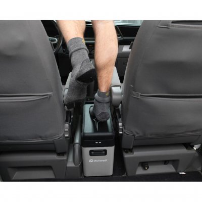Die Kühlbox kann als Hocker verwendet werden und trägt eine maximale Belastung von 125 kg.