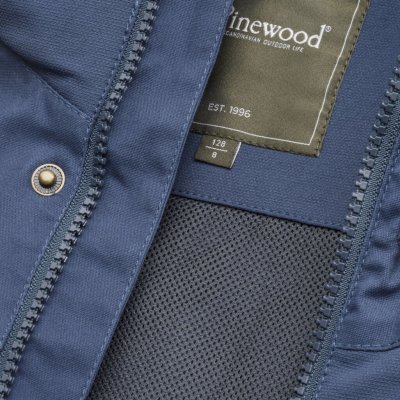 Kraftigt tyg och och luftigt meshfoder ger en skön och tålig jacka.