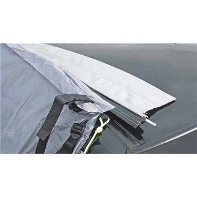 Tältet träs in i kederlisten på magnetfästet.