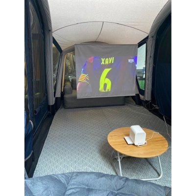 Skapa en mysig atmosfär i tältet och njut av en film tillsammans.